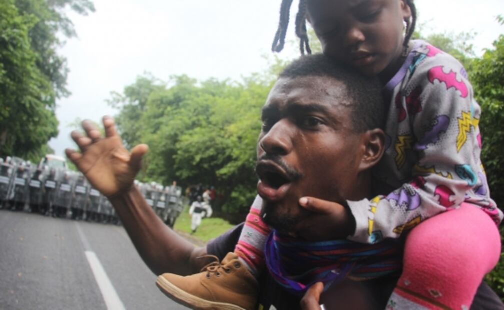 Caravana migrante choca de nuevo con muro de agentes en Chiapas