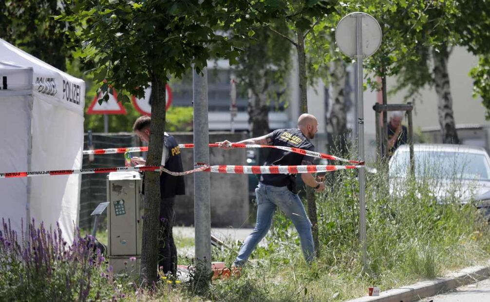 La policía trabaja cerca de una escuela donde varias personas murieron en un tiroteo el 10 de junio de 2025 en Graz, sureste de Austria. Diez personas murieron después de que un presunto tirador abriera fuego en una escuela del sureste de Austria, según informó la alcaldesa de Graz, Elke Kahr, a la agencia de prensa APA. Varios estudiantes y al menos un adulto se encuentran entre los fallecidos, confirmó Kahr a APA. Foto: AFP