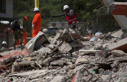 Familia ignora si mujer está atrapada o no en edificio de Rébsamen