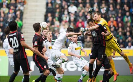 Frankfurt y Marco Fabián siguen en picada
