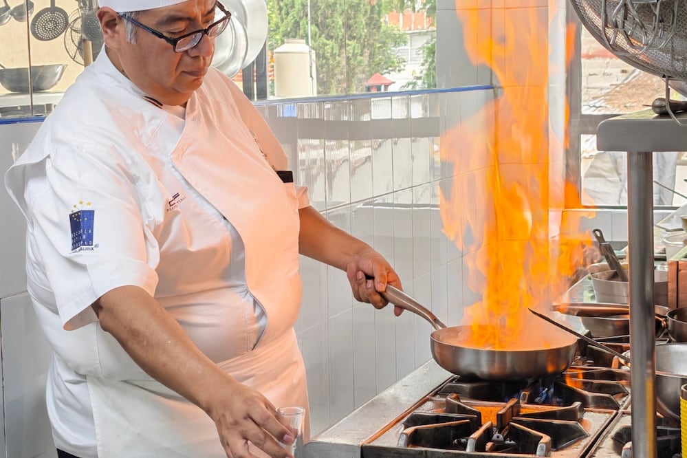 El chef Marcos Pérez realizando un flameado para evaporar el golpe alcohólico del tequila y concentrar las notas ahumadas del agave. Foto: cortesía ASPIC Instituto Gastronómico.