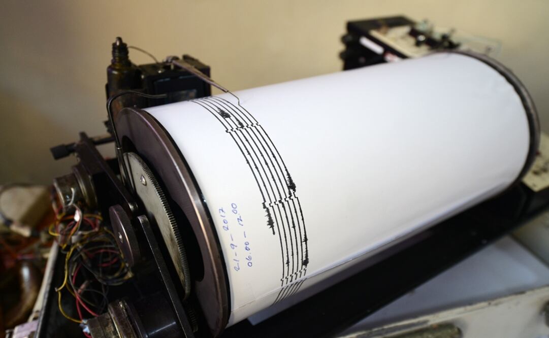 A monitor of seismic waves – Photo: Sonny Tumbelaka/REUTERS