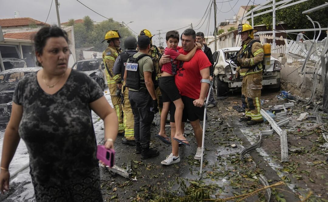 Israelíes evacuan un lugar alcanzado por un cohete lanzado desde la Franja de Gaza. Foto: AP