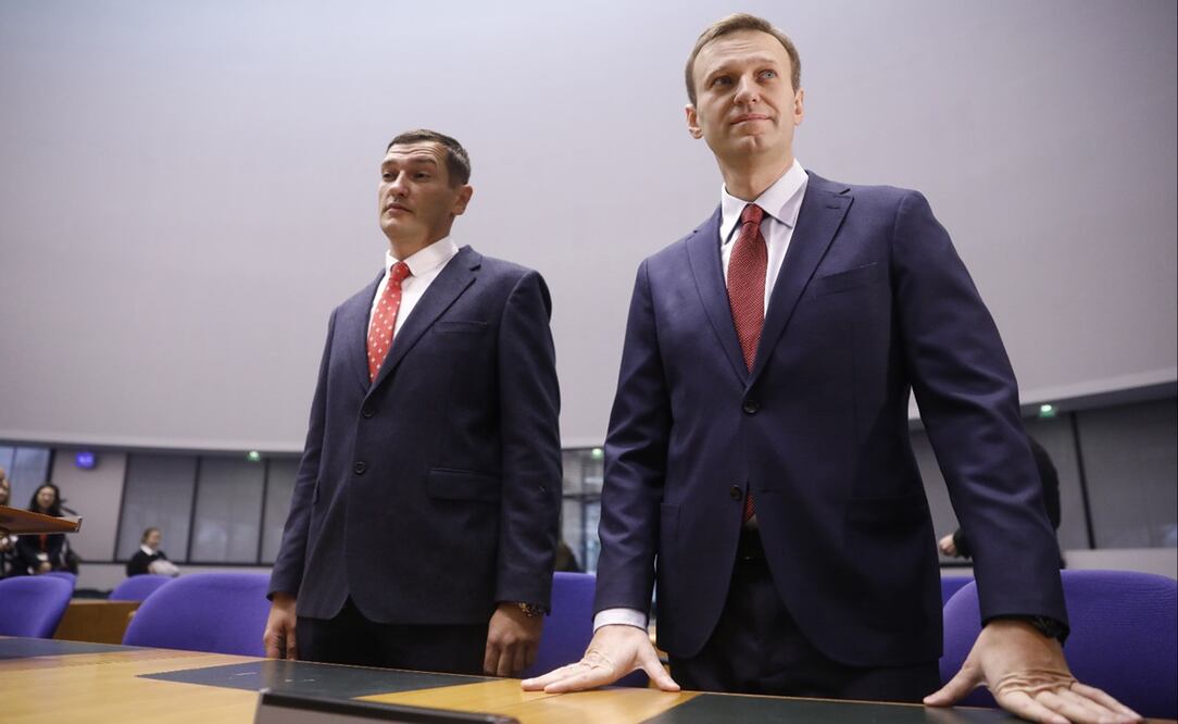 El líder de la oposición rusa Alexei Navalny, y su hermano Oleg, durante su audiencia en el Tribunal Europeo de Derechos Humanos en Estrasburgo, Francia, en 2018. Foto: AP