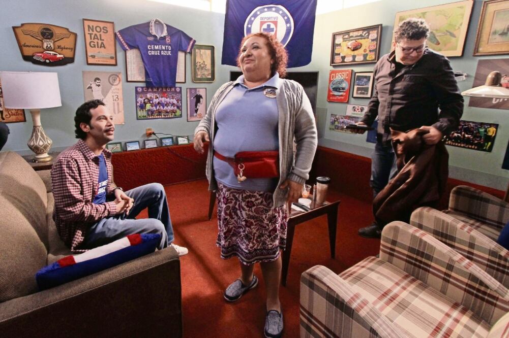 Mauricio Isaac, Norma Angélica y el director Anwar Safa en el set. (CARLOS MEJÍA. EL UNIVERSAL)