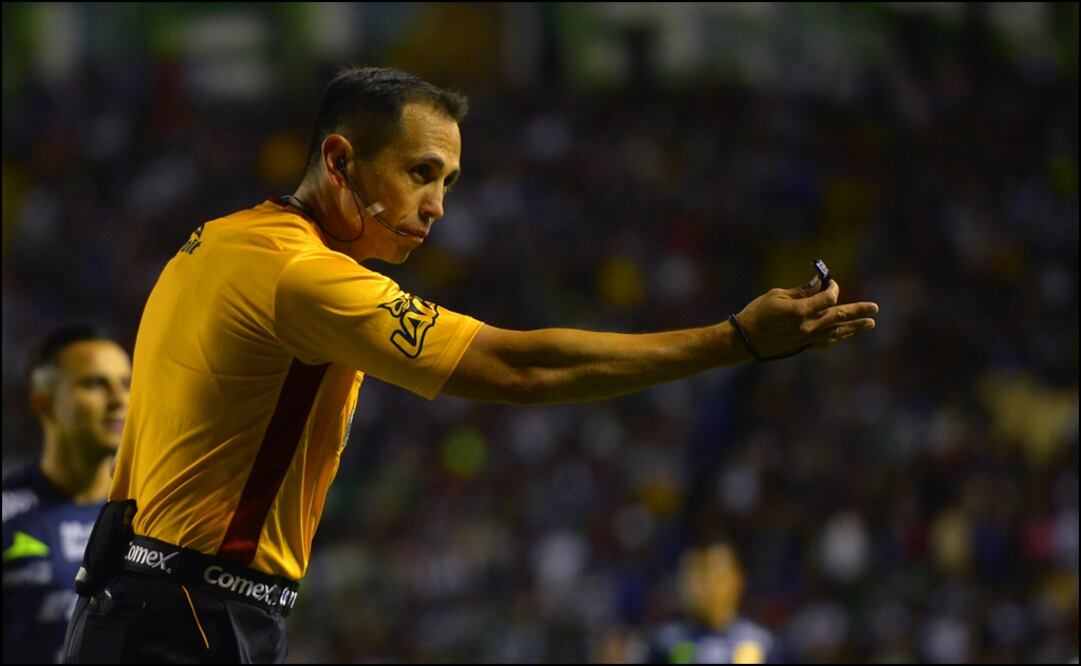 Luis Enrique Santander arbitro durante el juego de la jornada 3 del torneo Clausura 2019. FOTO/IMAGO7