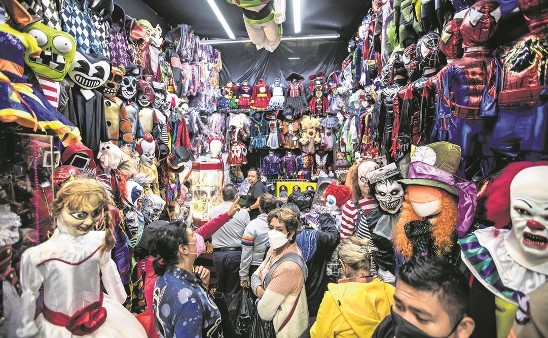 Varios asistentes al Mercado de Sonora compraron por decena algunos de los modelos de disfraces o máscaras que se ofrecen en el lugar. Fotos: Germán Espinosa. EL UNIVERSAL