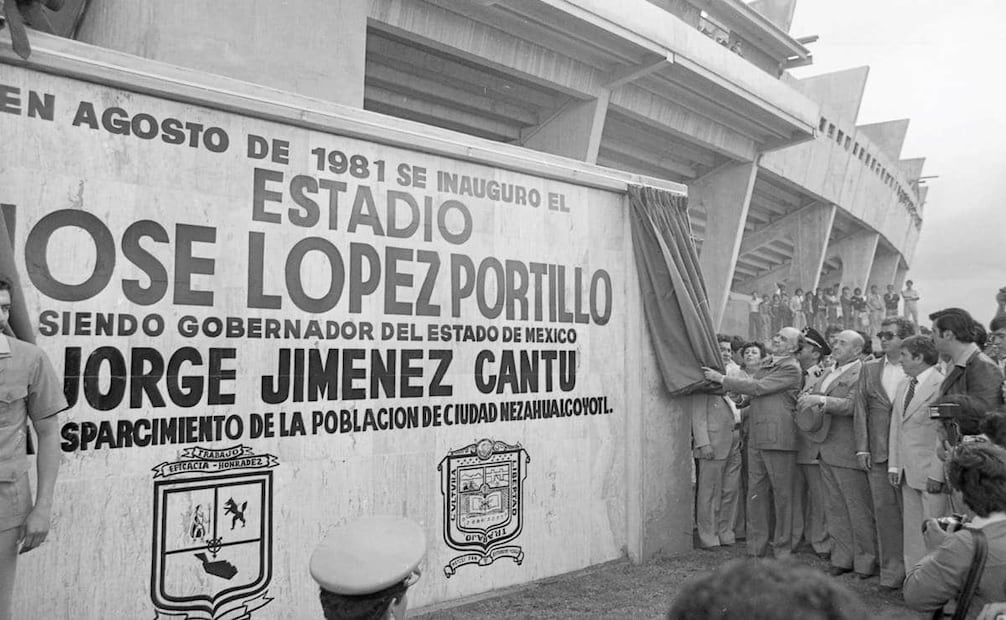 El presidente José López Portillo develó la placa de inauguración para el estadio que lleva su nombre, el 27 de agosto de 1981; también se prometió la asistencia de Edson Arantes do Nascimento “Pelé”, pero no asistió. Foto: Archivo EL UNIVERSAL.