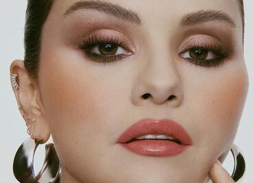 Selena Gomez presume sus uñas Barbie con el rosa perfecto