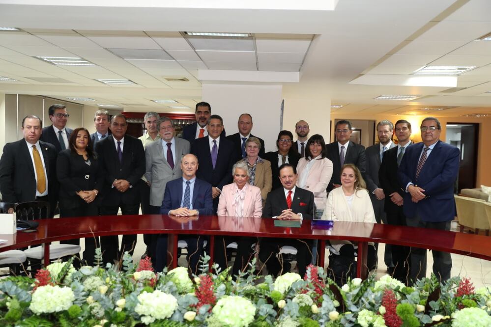 El Licenciado Ealy Ortiz con la secretaria de Gobernación Olga Sánchez Cordero y la presidenta de la SIP, María Elvira Domínguez, entre algunos de los invitados. Fotografía de Valente Rosas EL UNIVERSAL