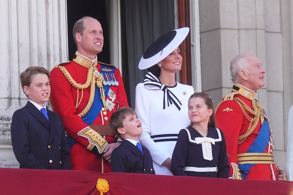 Desde la izquierda, el príncipe George; el príncipe William; el príncipe Louis; Kate, la princesa de Gales; la princesa Charlotte, y el rey Carlos III en el balcón del Palacio de Buckingham para ver el desfile aéreo después de la ceremonia Trooping the Color en Londres, el sábado 15 de junio de 2024. Trooping the Colour es el Desfile del Cumpleaños del Rey y uno de los eventos anuales más impresionantes e icónicos del país al que asisten casi todos los miembros de la Familia Real. Foto: AP