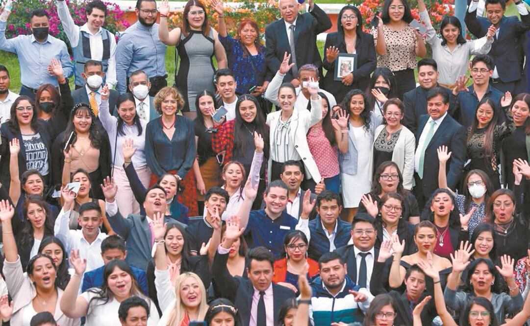 La jefa de Gobierno, Claudia Sheinbaum, con la primera generación de estudiantes graduados en el instituto superior Rosario Castellanos. Foto: Especial.