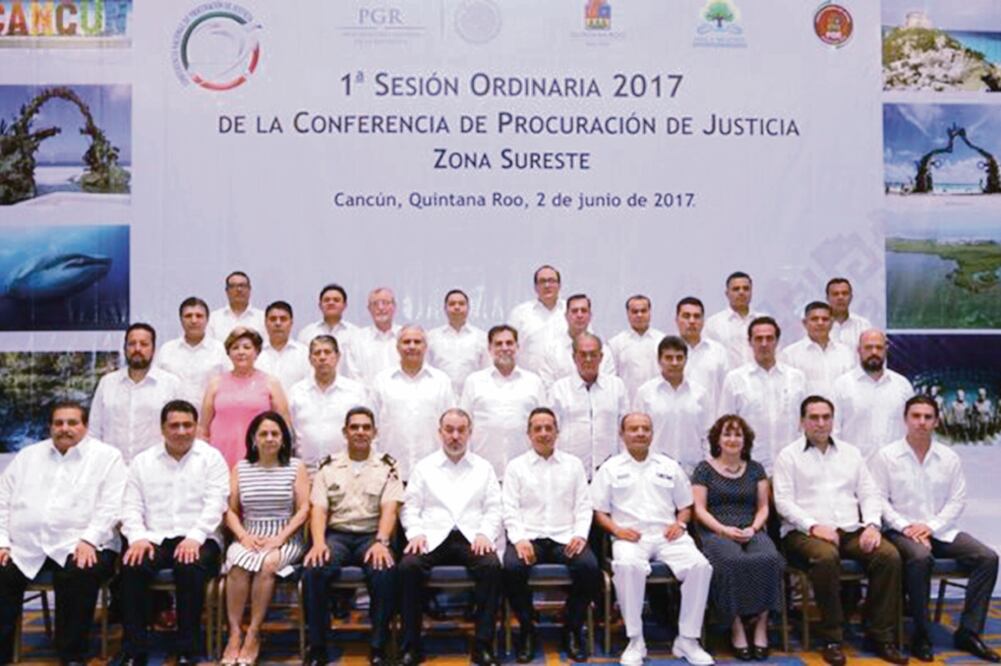 Durante la primera sesión ordinaria de la Conferencia de Procuración de Justicia Zona Sureste, el titular de la PGR, Raúl Cervantes, afirmó que es importante la cooperación internacional para tratar el robo de combustible. (PGR)