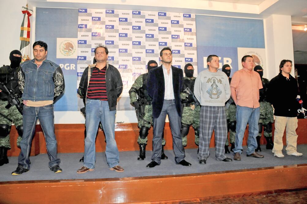 En marzo de 2009, en la colonia Jardines del Pedregal, elementos del Ejército detuvieron a Vicente Zambada Niebla, "El Vicentillo" (segundo de izq. a der.), hijo de Ismael "El Mayo" Zambada, junto con cinco de sus escoltas