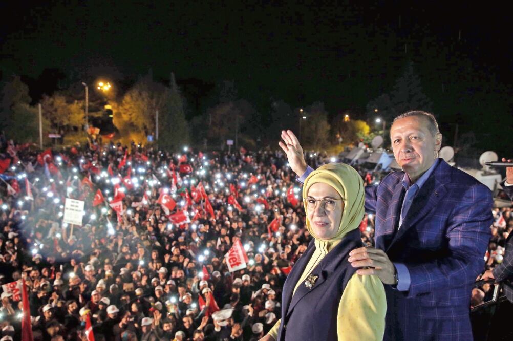 Turcos amplían poder de Erdogan en referéndum