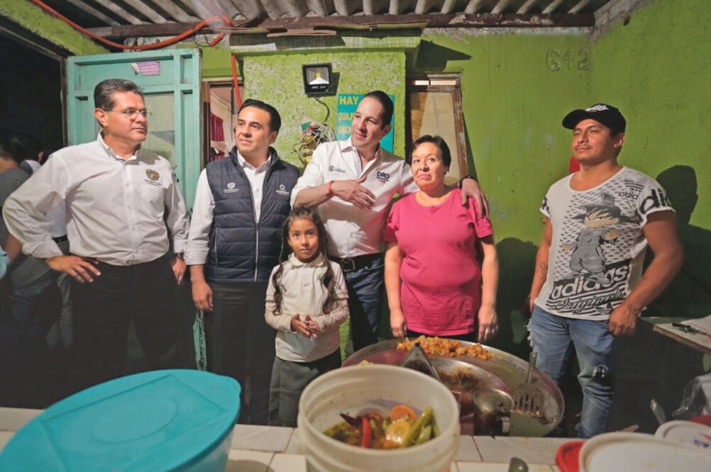 El gobernador Francisco Domínguez realizó un recorrido en la colonia Lomas de San Pedrito Peñuelas III, en donde se aplican 20 millones de pesos. 