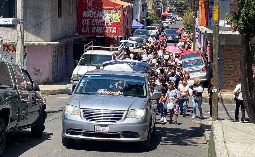 Frente a la casa de Ivón, en la calle de Coatl, inició el cortejo fúnebre; familiares y amigos realizaron una caminata de una hora hasta el panteón. Foto: Juan Carlos Williams / EL UNIVERSAL