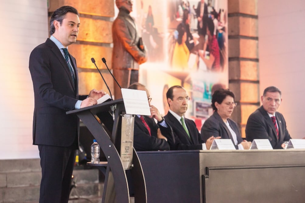 Aurelio Nuño, titular de la SEP, dijo que la Estrategia Nacional de Formación Continua de Profesores es en apoyo a quienes cumplieron con la evaluación (YADÍN XOLALPA. EL UNIVERSAL)