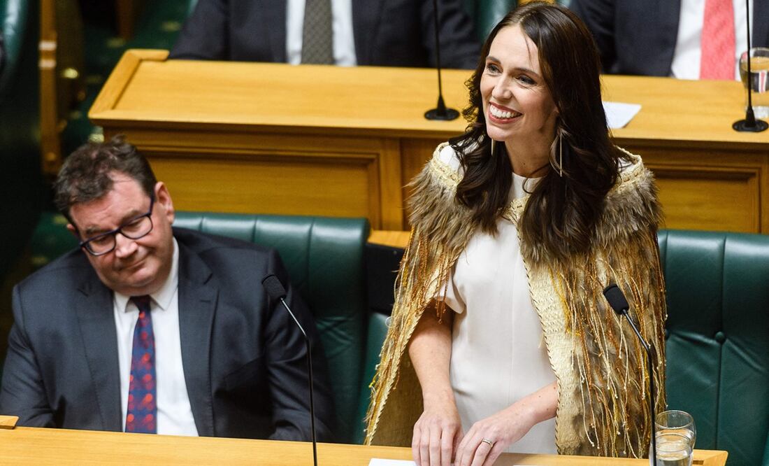 La primera ministra saliente de Nueva Zelanda, Jacinda Ardern, da un discurso en el parlamento en Wellington. Foto: AFP
