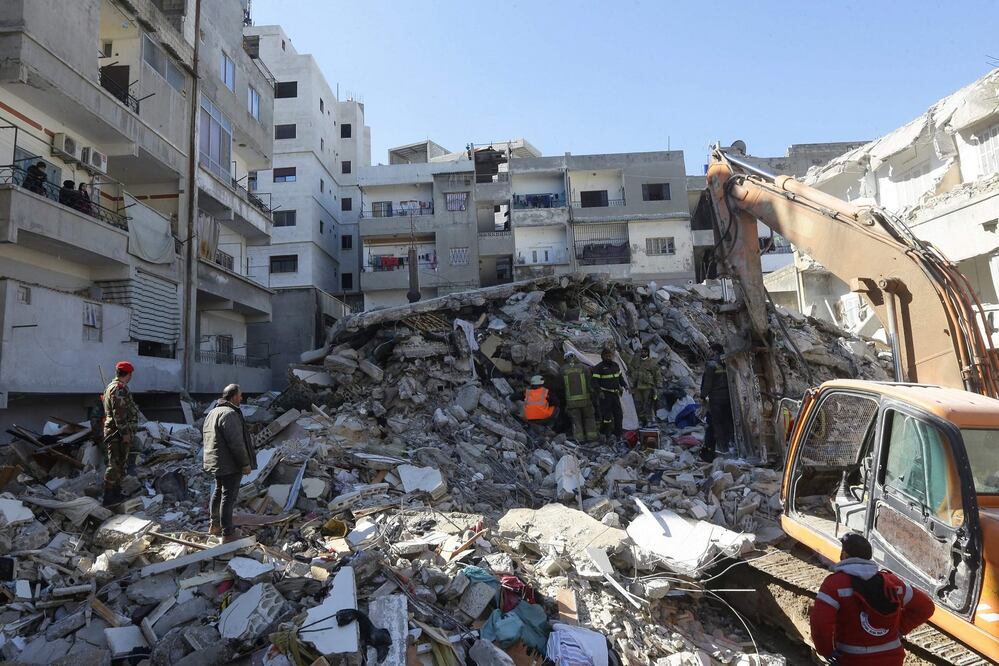 Los equipos de rescate examinan los escombros de un edificio derrumbado en la ciudad de Jableh, Siria. Foto: AFP