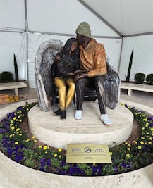 Los Lakers colocan una estatua de Kobe Bryant junto a su hija en su estadio
