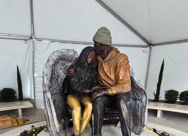 Los Lakers colocan una estatua de Kobe Bryant junto a su hija en su estadio