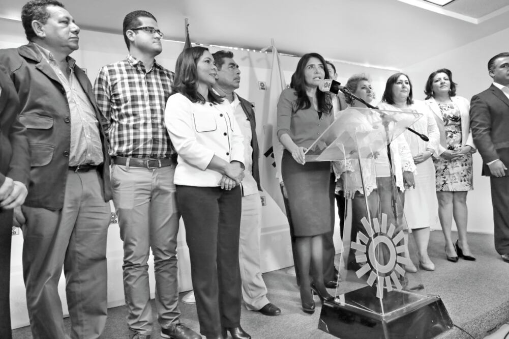 La presidenta nacional del PRD, Alejandra Barrales Magdaleno, afirma que aun sin candidato definido, el sol azteca es competitivo, por lo que descartó que el proceso por la gubernatura se haya salido de control. FOTO: IVÁN STEPHENS. EL UNIVERSAL