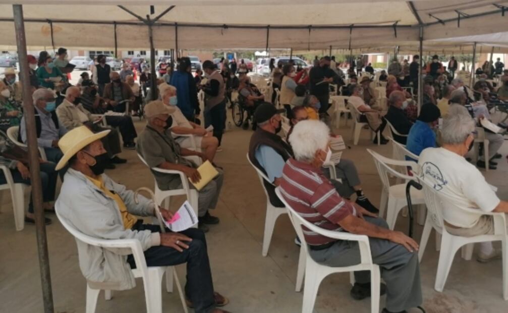 Reportan aglomeraciones y retrasos en vacunación contra Covid-19 en La Paz, BCS