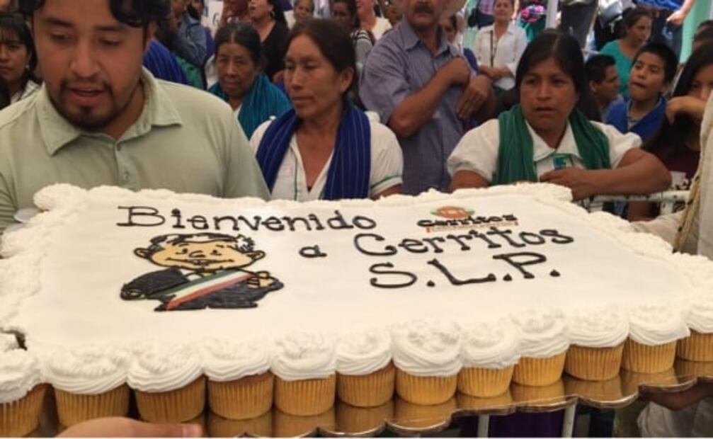 Regalan pastel formado de 135 cupcakes a AMLO en SLP