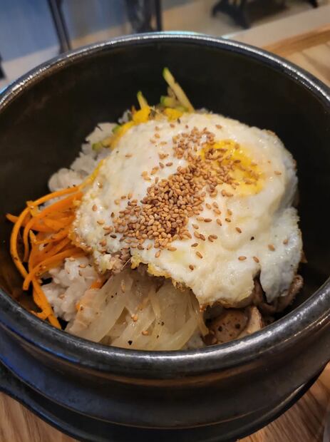 El Sóru-estilo Bibimbap es una mezcla de arroz blanco, huevo, vegetales y carne picada. Foto: IG @soru_cdmx