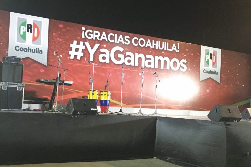 En la explanada del Comité Directivo Estatal del PRI nadie llegó a festejar. Incluso dejaron los instrumentos de un grupo musical (HILDA FERNÁNDEZ. EL UNIVERSAL)