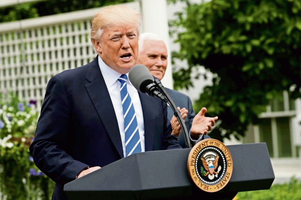 El presidente Donald Trump dio ayer observaciones a miembros de la Comunidad Independiente de la Asociación de Banqueros, en la Casa Blanca (JONATHAN ERNST. REUTERS)