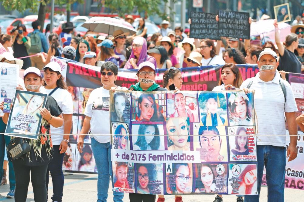 Más de 300 mujeres caminaron sobre Paseo de la Reforma. Fotos/BERENICE FREGOSO. EL UNIVERSAL
