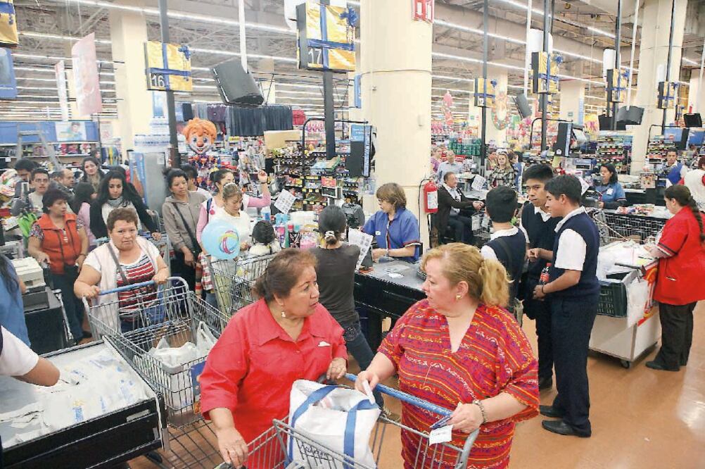 La ANTAD estaba integrada por 49 mil 259 tiendas al cierre de 2015. Walmart es la cadena que representa 60% de los ingresos reportados a la asociación (ARCHIVO EL UNIVERSAL)