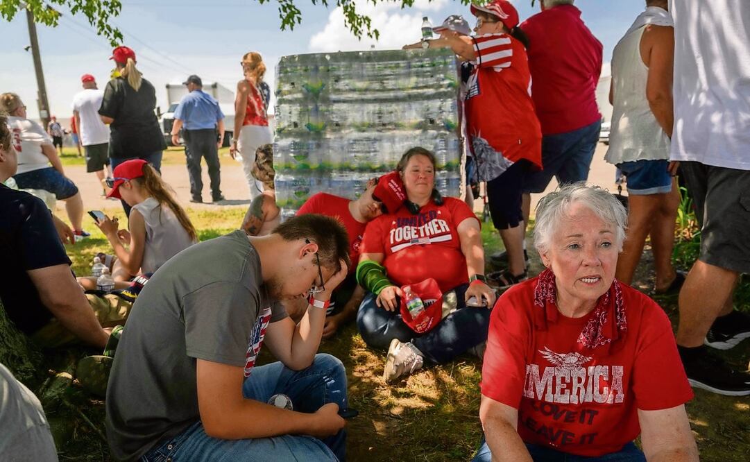 Manifestantes, a la espera del inicio del mitin donde un sujeto disparó contra Donald Trump, en Butler, Pennsylvania. Foto: AFP