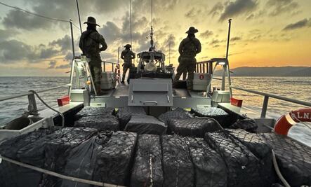 FOTOS: Nuevo golpe al narco; asegura Marina tonelada y media de cocaína en Jalisco