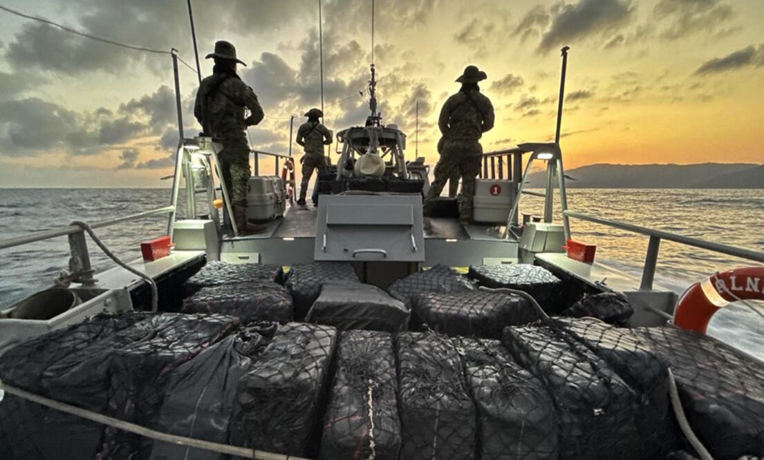 Elementos de la Secretaría de Marina aseguraron e impidieron el traslado de tonelada y media de presunta cocaína frente a las costas de Jalisco. Foto: especial