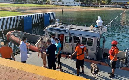 Marina rescata a dos mujeres y un perro en playa de Acapulco