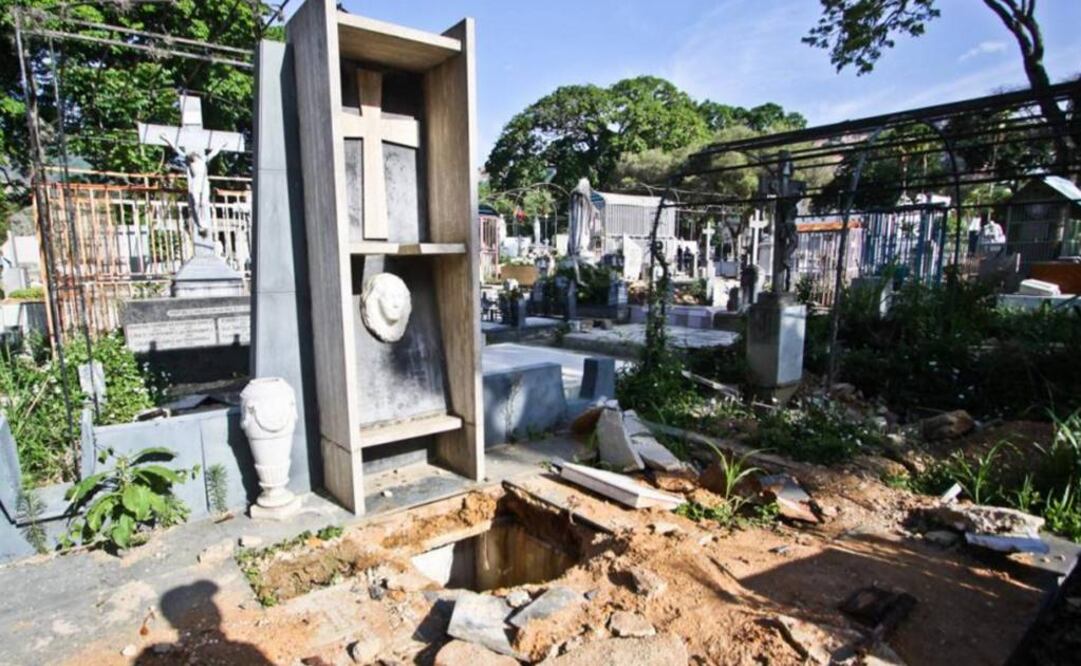 "Se llevaron el mármol que la cubría, se lo llevaron a él y a mi abuela Teotiste", dice la denuncia pública. (FOTO: Reporte policiaco)