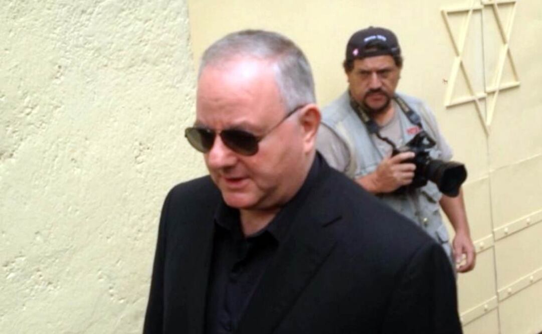 Abraham Zabludovsky fue abordado por reporteros con quienes habló de su padre./Julián Sánchez - EL UNIVERSAL