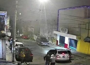 VIDEO. Hombres armados asaltan a dos personas en Lomas de San Agustín, Naucalpan