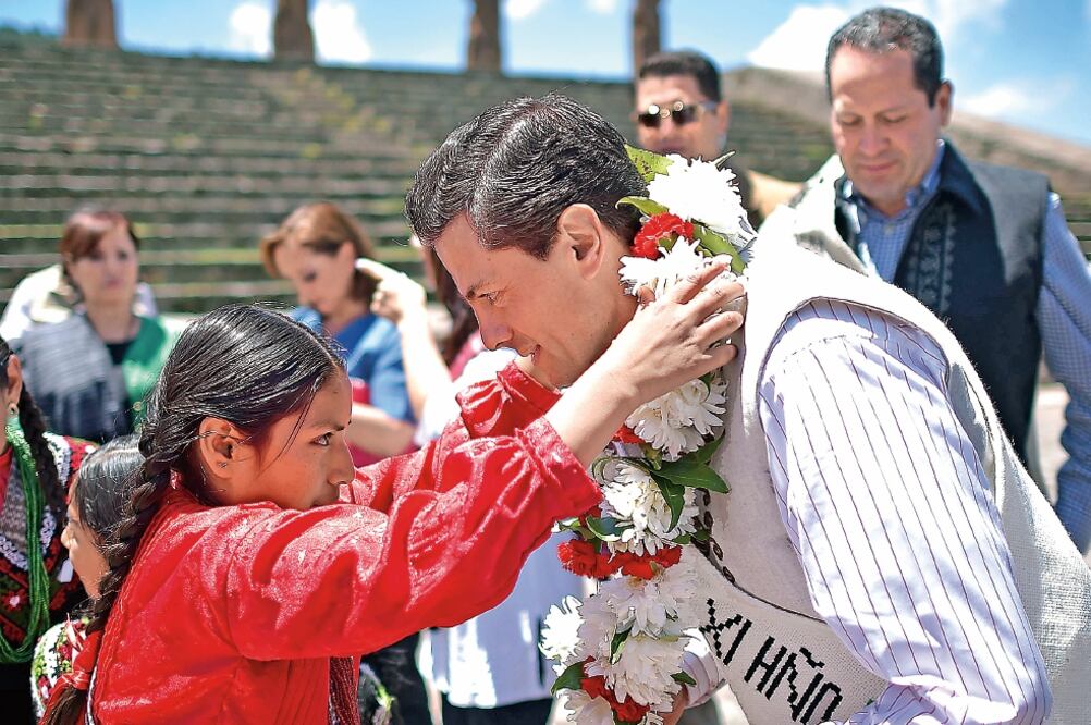 El presidente Enrique Peña Nieto recibe un collar de flores en el Centro Ceremonial Otomí, ante representantes de 68 etnias del país, al conmemorar el Día Internacional de los Pueblos Indígenas (ESPECIAL)