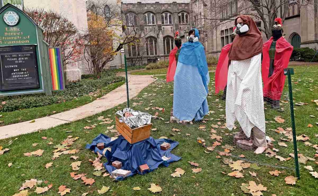 La iglesia bautista Lake Street de Evanston colocó un pesebre con el Niño Jesús en una caja con las manos atadas y con una manta de papel de aluminio como la usada en el centro de detención de inmigración. Foto: Jillian Westerfield / EFE