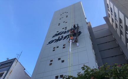 Rescatan a 3 trabajadores que quedaron suspendidos en andamio en la Roma