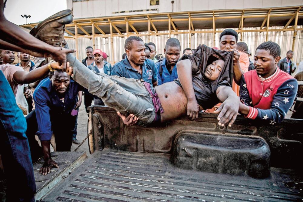 Un hombre herido, durante las protestas poestelectorales de ayer en Harare. (LUIS TATO. AFP)