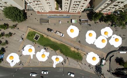 Huevos fritos gigantes invaden Santiago de Chile