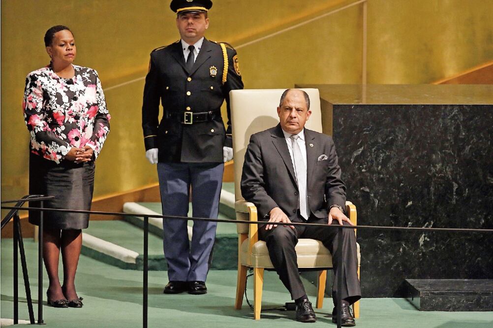 El presidente de Costa Rica, Luis Guillermo Solís Rivera, espera su turno para participar en la 70 sesión de la Asamblea General de la ONU (RICHARD DREW. AP)
