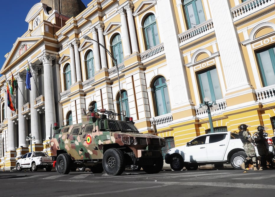 Un tanque militar frente a la sede del Gobierno de Bolivia, este miércoles en La Paz en un intento de golpe de Estado. Foto: EFE