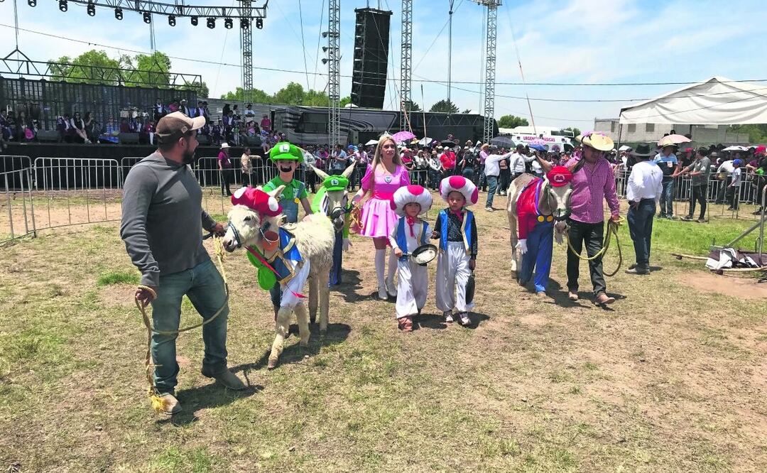 Con aplausos, concursos y disfraces festejan a los asnos, un evento sui generis que reúne a familias del Estado de México, Foto: Emilio Fernández / EL UNIVERSAL