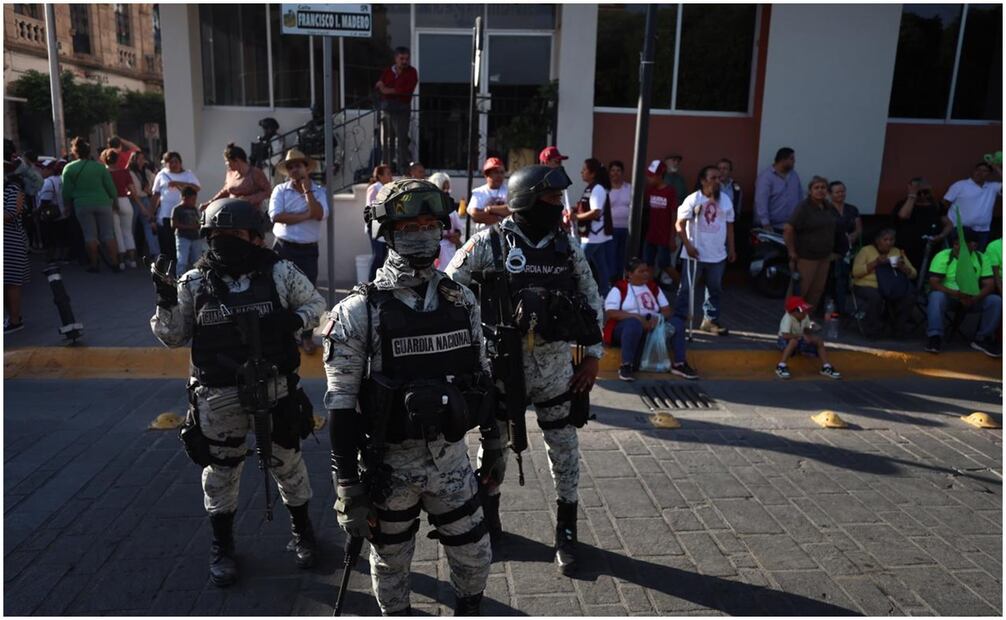 Claudia Sheinbaum es recibida con un fuerte dispositivo de seguridad de elementos de la GN. Foto: Diego Simón/EL UNIVERSAL